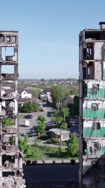 Bu borsa dikey videosu Ukrayna 'daki savaş sonrasını gösteriyor. Borodyanka' da yıkılan bir yerleşim yeri.