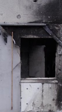 Bu borsa dikey videosu Ukrayna 'daki savaş sonrasını gösteriyor. Borodyanka' da yıkılan bir yerleşim yeri.