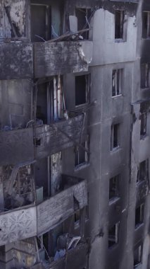Bu borsa dikey videosu Ukrayna 'daki savaş sonrasını gösteriyor. Borodyanka' da yıkılan bir yerleşim yeri.