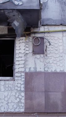 Bu borsa dikey videosu Ukrayna 'daki savaş sonrasını gösteriyor. Borodyanka' da yıkılan bir yerleşim yeri.