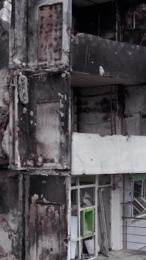 Bu borsa dikey videosu Ukrayna 'daki savaş sonrasını gösteriyor. Borodyanka' da yıkılan bir yerleşim yeri.