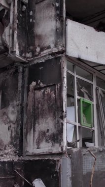 Bu borsa dikey videosu Ukrayna 'daki savaş sonrasını gösteriyor. Borodyanka' da yıkılan bir yerleşim yeri.