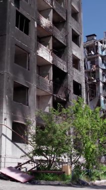 Bu borsa dikey videosu Ukrayna 'daki savaş sonrasını gösteriyor. Borodyanka' da yıkılan bir yerleşim yeri.