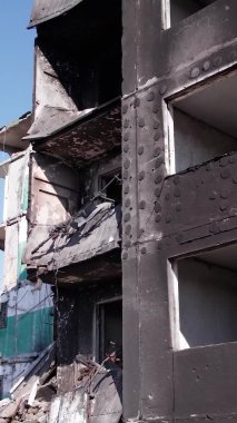 Bu borsa dikey videosu Ukrayna 'daki savaş sonrasını gösteriyor. Borodyanka' da yıkılan bir yerleşim yeri.