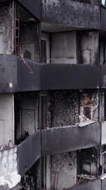 Bu borsa dikey videosu Ukrayna 'daki savaş sonrasını gösteriyor. Borodyanka' da yıkılan bir yerleşim yeri.