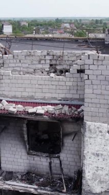 Bu borsa dikey videosu Ukrayna 'daki savaş sonrasını gösteriyor. Borodyanka' da yıkılan bir yerleşim yeri.