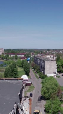 Bu borsa dikey videosu Ukrayna 'daki savaş sonrasını gösteriyor. Borodyanka' da yıkılan bir yerleşim yeri.