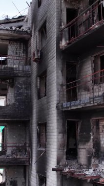 Bu borsa dikey videosu Ukrayna 'daki savaş sonrasını gösteriyor. Borodyanka' da yıkılan bir yerleşim yeri.