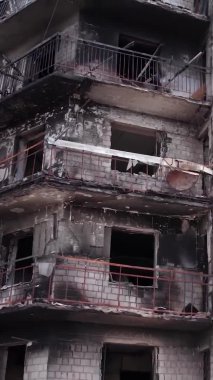 Bu borsa dikey videosu Ukrayna 'daki savaş sonrasını gösteriyor. Borodyanka' da yıkılan bir yerleşim yeri.