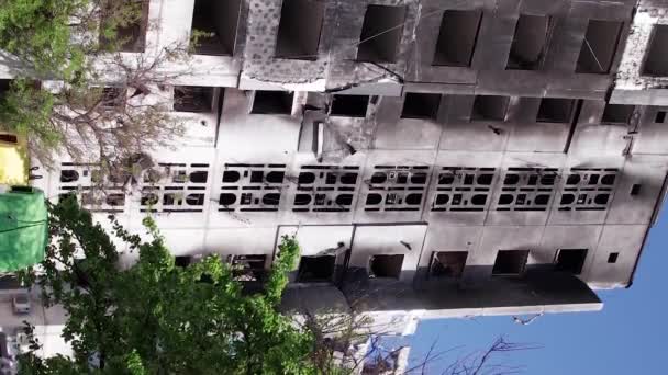 Este Video Vertical Muestra Las Secuelas Guerra Ucrania Edificio Residencial — Vídeo de stock