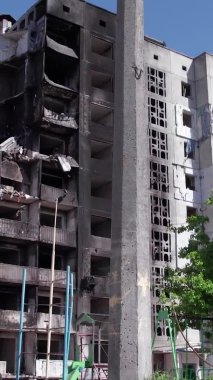 Bu borsa dikey videosu Ukrayna 'daki savaş sonrasını gösteriyor. Borodyanka' da yıkılan bir yerleşim yeri.