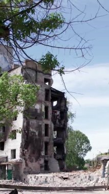 Bu borsa dikey videosu Ukrayna 'daki savaş sonrasını gösteriyor. Borodyanka' da yıkılan bir yerleşim yeri.