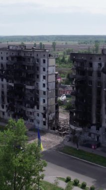 Bu borsa dikey videosu Ukrayna 'daki savaş sonrasını gösteriyor. Borodyanka' da yıkılan bir yerleşim yeri.