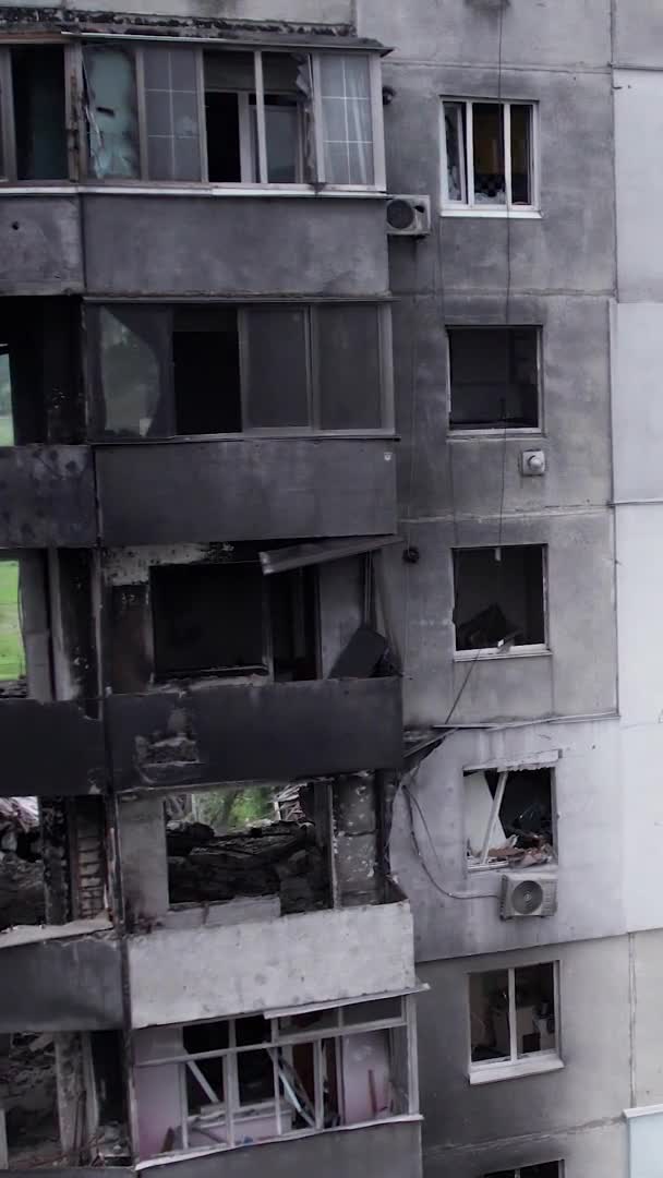 Este Video Vertical Muestra Las Secuelas Guerra Ucrania Edificio Residencial — Vídeos de Stock