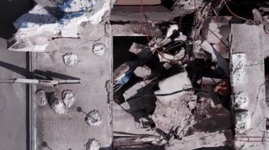 Bu borsa dikey videosu Ukrayna 'daki savaş sonrasını gösteriyor. Borodyanka' da yıkılan bir yerleşim yeri.