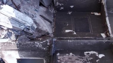 Bu borsa dikey videosu Ukrayna 'daki savaş sonrasını gösteriyor. Borodyanka' da yıkılan bir yerleşim yeri.