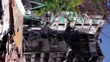 Bu borsa dikey videosu Ukrayna 'daki savaş sonrasını gösteriyor. Borodyanka' da yıkılan bir yerleşim yeri.