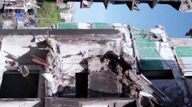 Bu borsa dikey videosu Ukrayna 'daki savaş sonrasını gösteriyor. Borodyanka' da yıkılan bir yerleşim yeri.