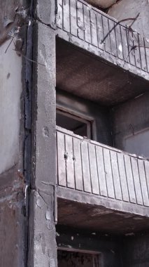 Bu borsa dikey videosu Ukrayna 'daki savaş sonrasını gösteriyor. Borodyanka' da yıkılan bir yerleşim yeri.