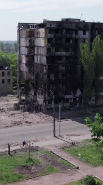 Bu borsa dikey videosu Ukrayna 'daki savaş sonrasını gösteriyor. Borodyanka' da yıkılan bir yerleşim yeri.