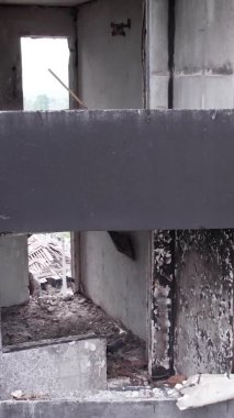 Bu borsa dikey videosu Ukrayna 'daki savaş sonrasını gösteriyor. Borodyanka' da yıkılan bir yerleşim yeri.