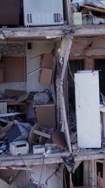 Bu borsa dikey videosu Ukrayna 'daki savaş sonrasını gösteriyor. Borodyanka' da yıkılan bir yerleşim yeri.