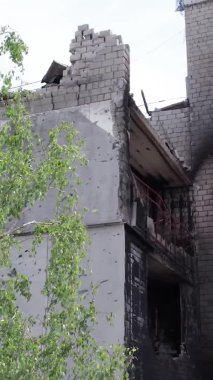 Bu borsa dikey videosu Ukrayna 'daki savaş sonrasını gösteriyor. Borodyanka' da yıkılan bir yerleşim yeri.