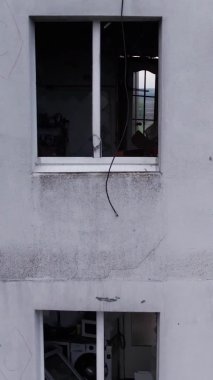 Bu borsa dikey videosu Ukrayna 'daki savaş sonrasını gösteriyor. Borodyanka' da yıkılan bir yerleşim yeri.