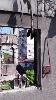 Bu borsa dikey videosu Ukrayna 'daki savaş sonrasını gösteriyor. Borodyanka' da yıkılan bir yerleşim yeri.