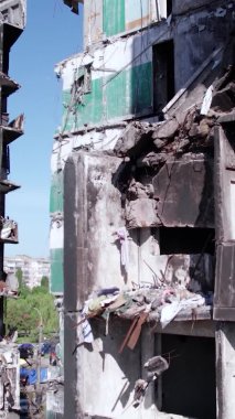 Bu borsa dikey videosu Ukrayna 'daki savaş sonrasını gösteriyor. Borodyanka' da yıkılan bir yerleşim yeri.