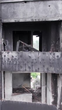 Bu borsa dikey videosu Ukrayna 'daki savaş sonrasını gösteriyor. Borodyanka' da yıkılan bir yerleşim yeri.