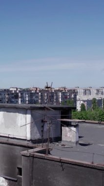 Bu borsa dikey videosu Ukrayna 'daki savaş sonrasını gösteriyor. Borodyanka' da yıkılan bir yerleşim yeri.