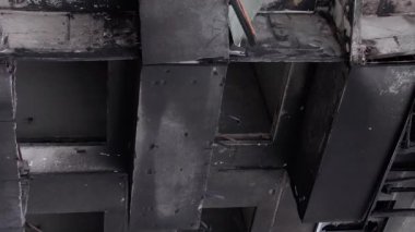 Bu borsa dikey videosu Ukrayna 'daki savaş sonrasını gösteriyor. Borodyanka' da yıkılan bir yerleşim yeri.