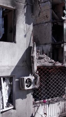 Bu borsa dikey videosu Ukrayna 'daki savaş sonrasını gösteriyor. Borodyanka' da yıkılan bir yerleşim yeri.