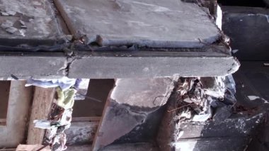 Bu borsa dikey videosu Ukrayna 'daki savaş sonrasını gösteriyor. Borodyanka' da yıkılan bir yerleşim yeri.