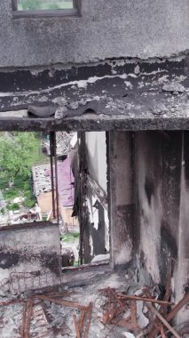 Bu borsa dikey videosu Ukrayna 'daki savaş sonrasını gösteriyor. Borodyanka' da yıkılan bir yerleşim yeri.