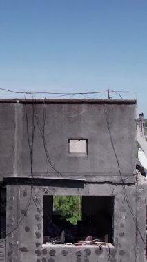 Bu borsa dikey videosu Ukrayna 'daki savaş sonrasını gösteriyor. Borodyanka' da yıkılan bir yerleşim yeri.