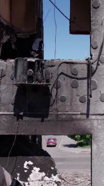 Bu borsa dikey videosu Ukrayna 'daki savaş sonrasını gösteriyor. Borodyanka' da yıkılan bir yerleşim yeri.