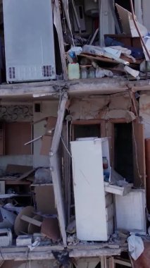 Bu borsa dikey videosu Ukrayna 'daki savaş sonrasını gösteriyor. Borodyanka' da yıkılan bir yerleşim yeri.