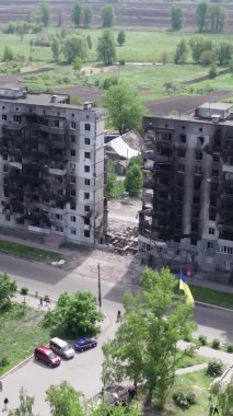 Bu borsa dikey videosu Ukrayna 'daki savaş sonrasını gösteriyor. Borodyanka' da yıkılan bir yerleşim yeri.