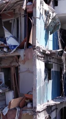 Bu borsa dikey videosu Ukrayna 'daki savaş sonrasını gösteriyor. Borodyanka' da yıkılan bir yerleşim yeri.