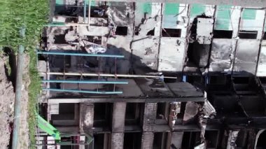 Bu borsa dikey videosu Ukrayna 'daki savaş sonrasını gösteriyor. Borodyanka' da yıkılan bir yerleşim yeri.