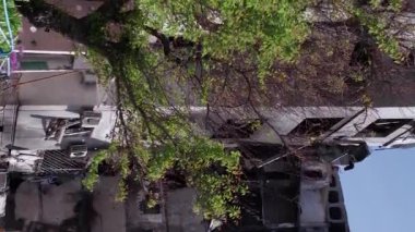 Bu borsa dikey videosu Ukrayna 'daki savaş sonrasını gösteriyor. Borodyanka' da yıkılan bir yerleşim yeri.