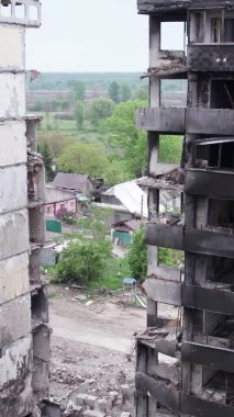 Bu borsa dikey videosu Ukrayna 'daki savaş sonrasını gösteriyor. Borodyanka' da yıkılan bir yerleşim yeri.