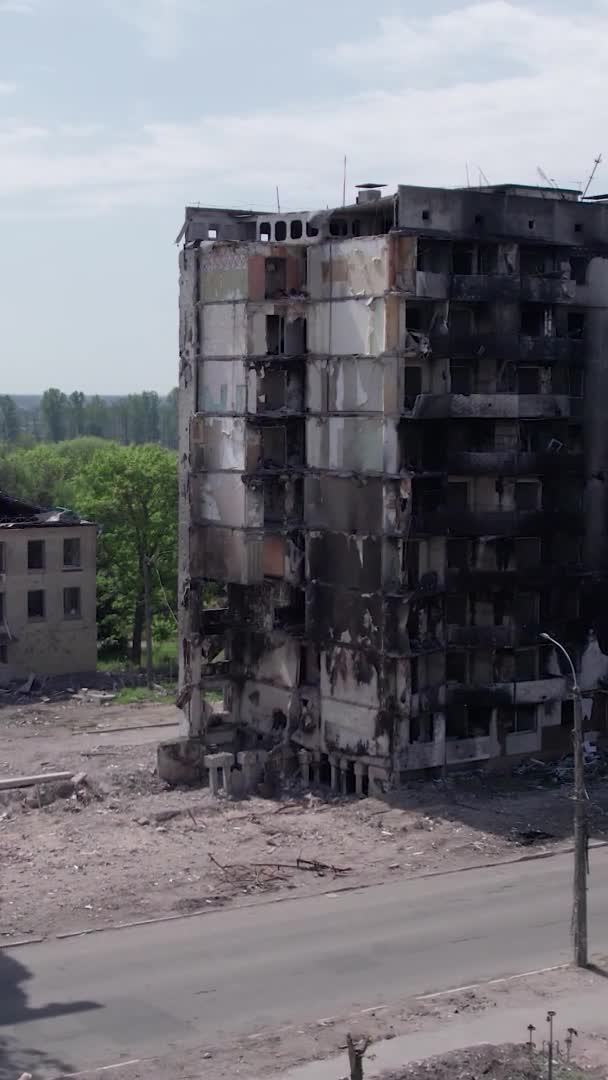 Denna Stock Vertikal Video Visar Efterdyningarna Kriget Ukraina Förstörd Bostadshus — Stockvideo