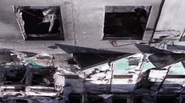 Bu borsa dikey videosu Ukrayna 'daki savaş sonrasını gösteriyor. Borodyanka' da yıkılan bir yerleşim yeri.