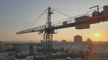 Bu video, Ukrayna 'nın Kyiv kentindeki bir inşaat sahasında 8K çözünürlüklü vinç gösteriyor.
