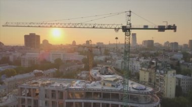 Bu video, Ukrayna 'nın Kyiv kentindeki bir inşaat sahasında 8K çözünürlüklü vinç gösteriyor.