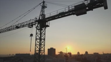 Bu video, Ukrayna 'nın Kyiv kentindeki bir inşaat sahasında 8K çözünürlüklü vinç gösteriyor.