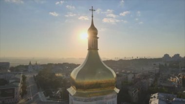 Bu video, sabah şafak vakti Ukrayna, Kyiv 'deki Aziz Sophia Kilisesi' ni gösteriyor.